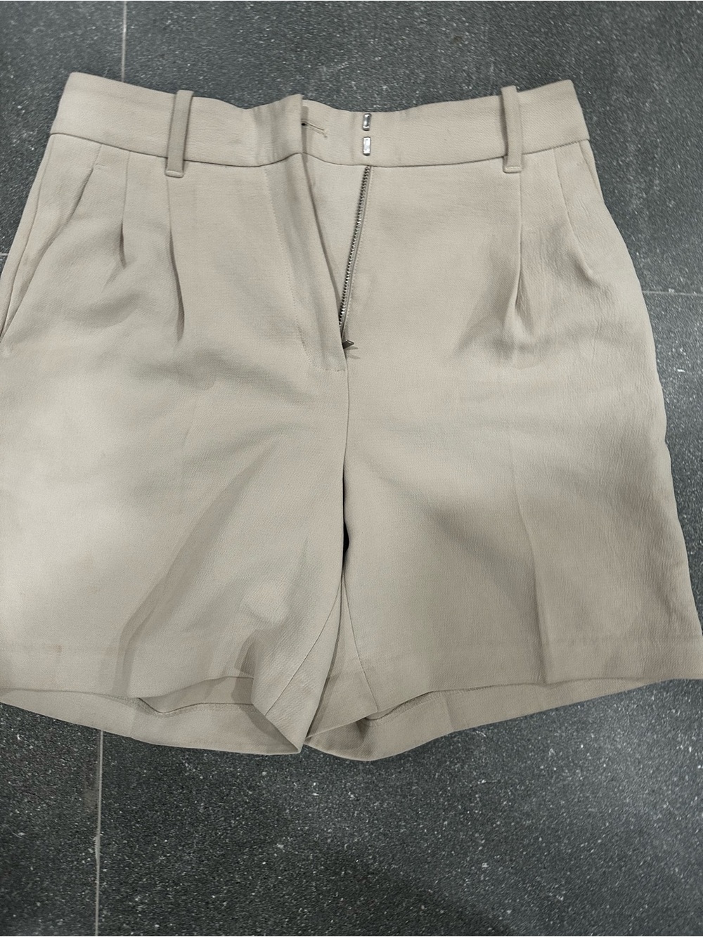 Aritzia The Effortless Short Taupe Beige High Rise Pleated Shorts Size 4
